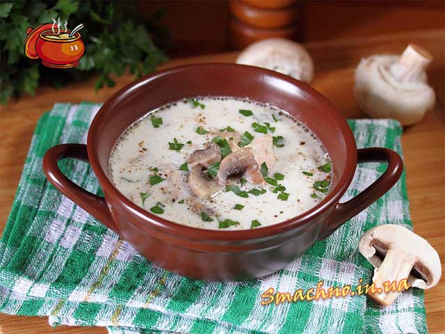 Вершковий суп з куркою та грибами