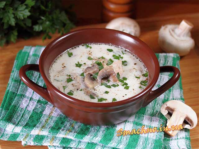 Вершковий суп з куркою та грибами готовий.
