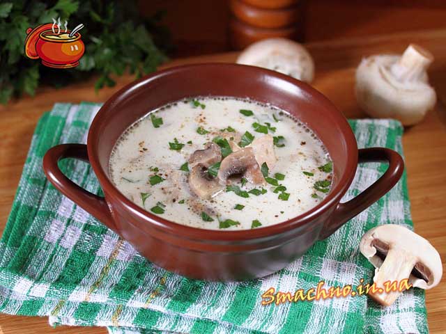 Вершковий суп з куркою та грибами.