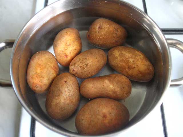 Картофель варится.