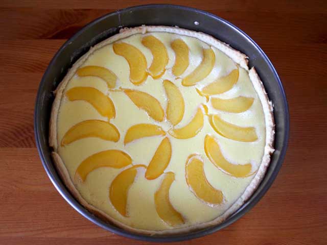 Творожный пирог с ананасами готов.