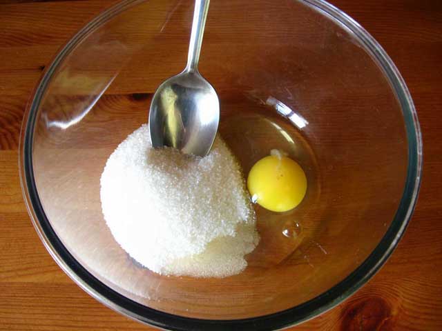 Яйцо с сахаром.