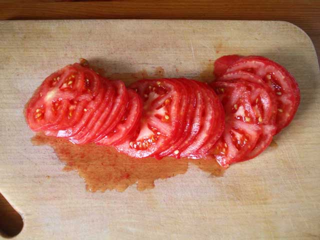 Нарезанные кружочками помидоры.