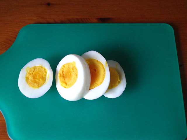 Нарізані яйця.