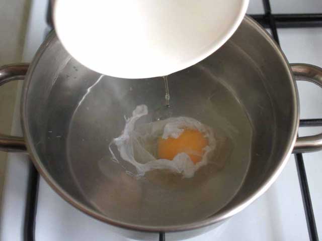 Вливаем яйцо в воронку.