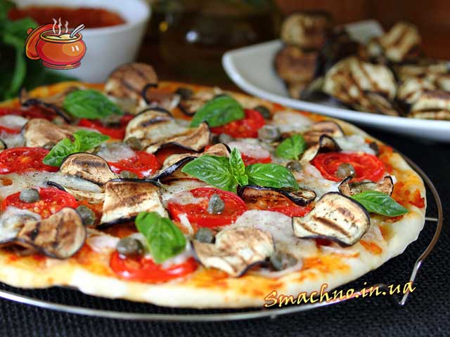 Вегетаріанська піца з баклажанами-гриль і каперсами.