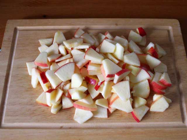 Порезанные на кусочки яблоки.