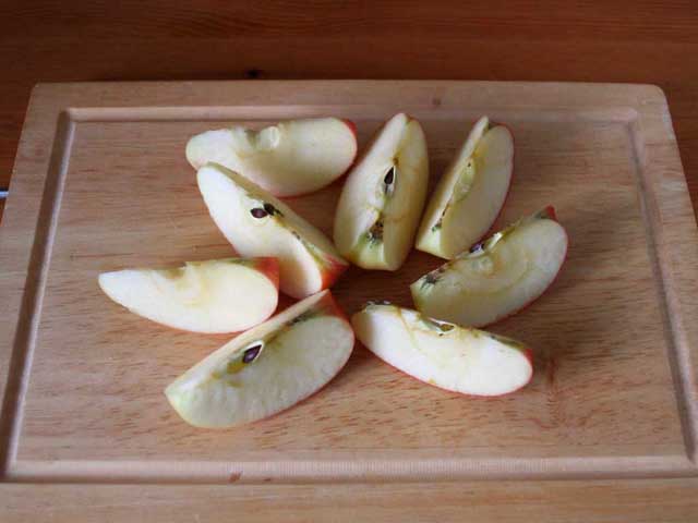 Нарізані яблука.