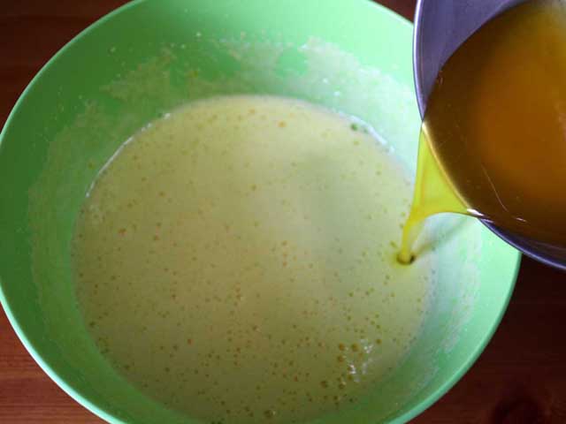 Добавляем растопленный маргарин к взбитым яйцам.