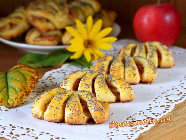Творожное печенье с яблоками и корицей готово.