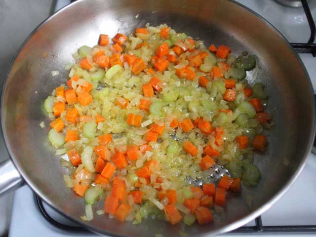 Додаємо моркву та селеру до цибулі.