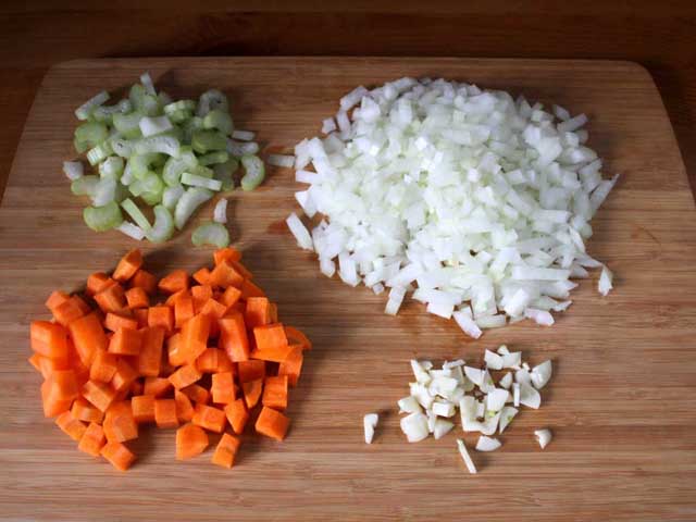 Нарезанные стебель сельдерея, лук, морковь и чеснок.