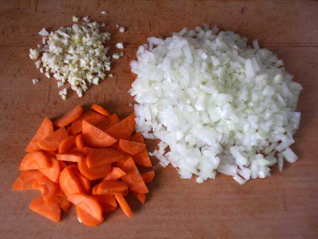 Порізані цибуля, морква та часник.