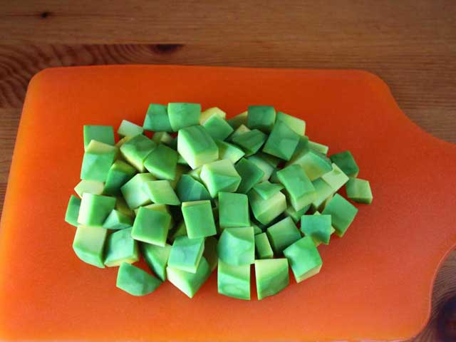 Порезанное кубиками авокадо.