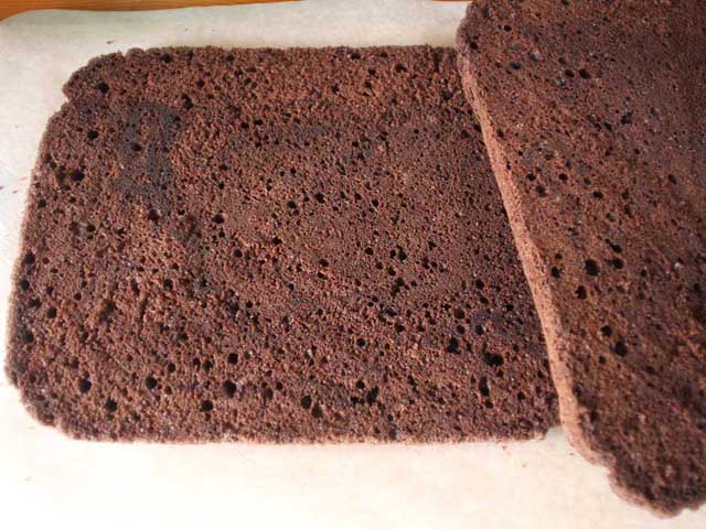 Разрезаем шоколадный бисквит.