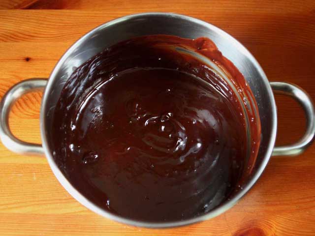 Растапливаем шоколад в сливках.
