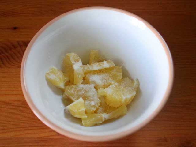 Лимони перемішані з сіллю.