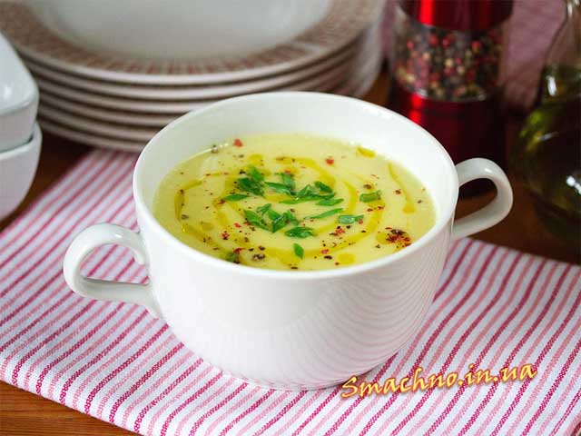 Крем-суп з цибулі порей і картоплі готовий.