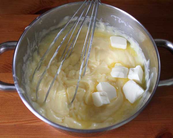 Перемешиваем крем со сливочным маслом.