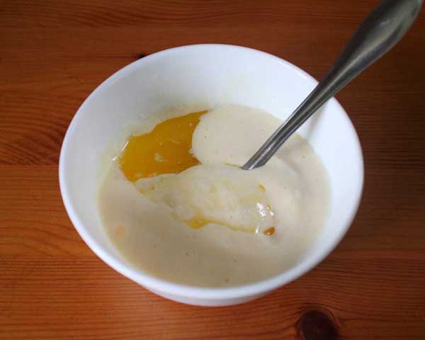 Розтоплене масло з частиною тіста.