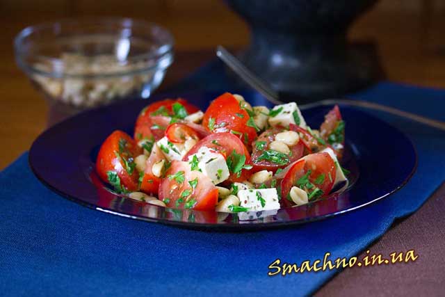 Салат з помідорами і тофу готовий.