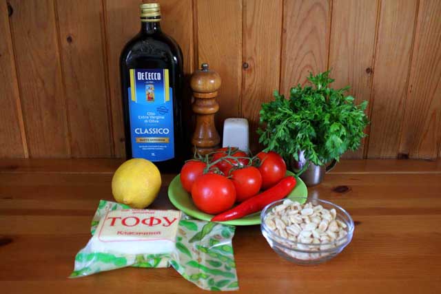 Салат з помідорами і тофу. Інгредієнти.