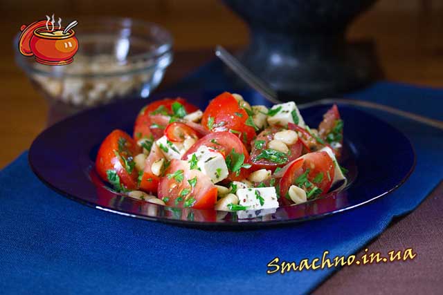 Салат з помідорами і тофу.