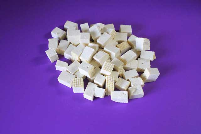 Порезанный кубиками сыр тофу.
