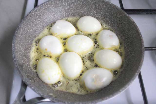 Яйца жарятся.