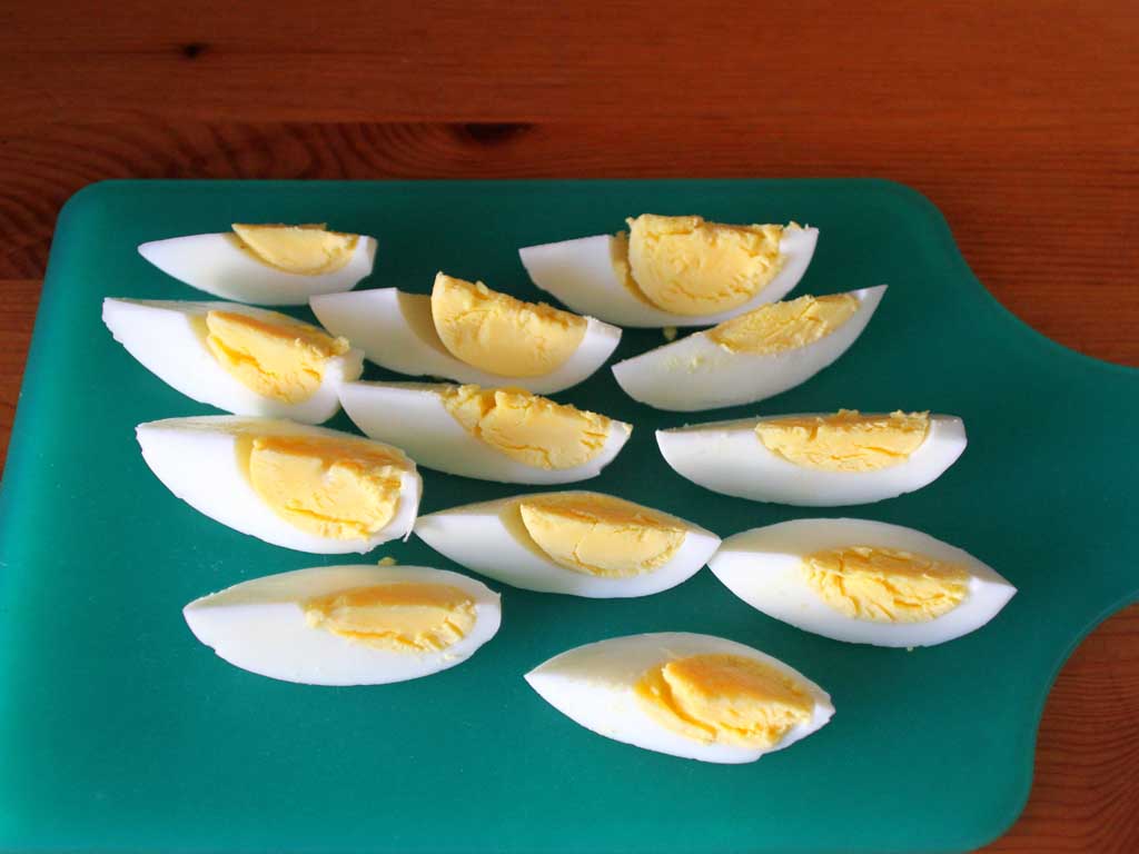Отваренные вкрутую и нарезанные четвертинками яйца.