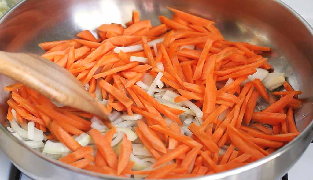 Нарізаємо чвертькільцями цибулю, моркву соломкою.