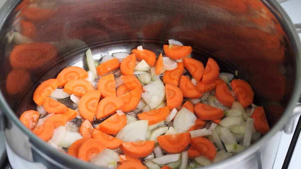 Лук и морковь жарятся.