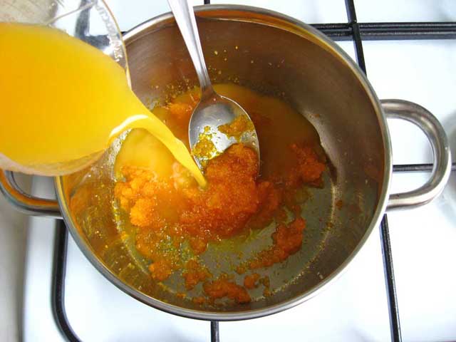 Затем добавляем апельсиновый сок.