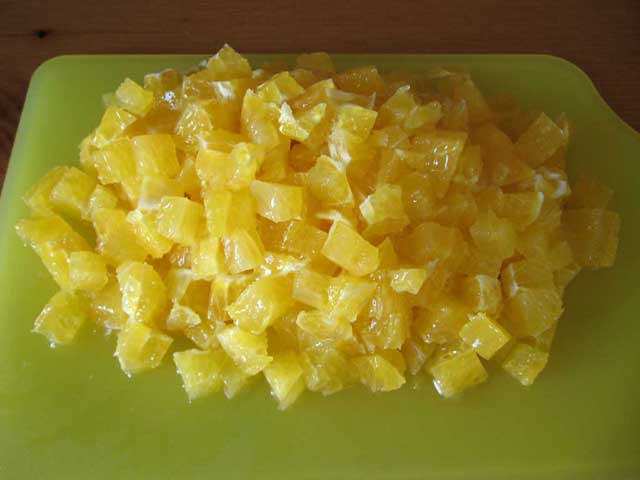 Нарізані кубиками апельсини.