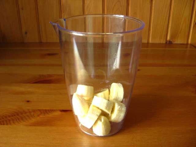 Порезанные бананы в стакане блендера.