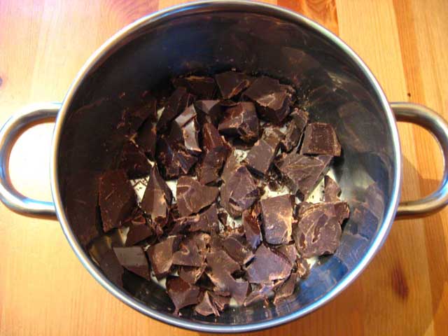 Подрібнений чорний шоколад.