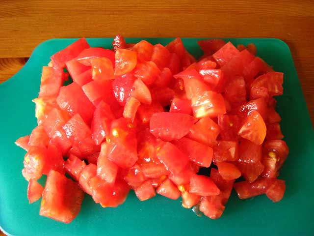 Нарізані кубиками помідори.