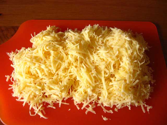 Тертый на мелкой терке сыр.