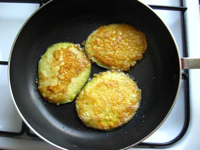 Баклажаны обмочена во взбитых яйцах обжариваются на сковороде.