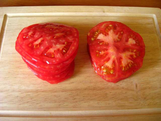 Очищені від шкірки помідори нарізаємо кружельцями.