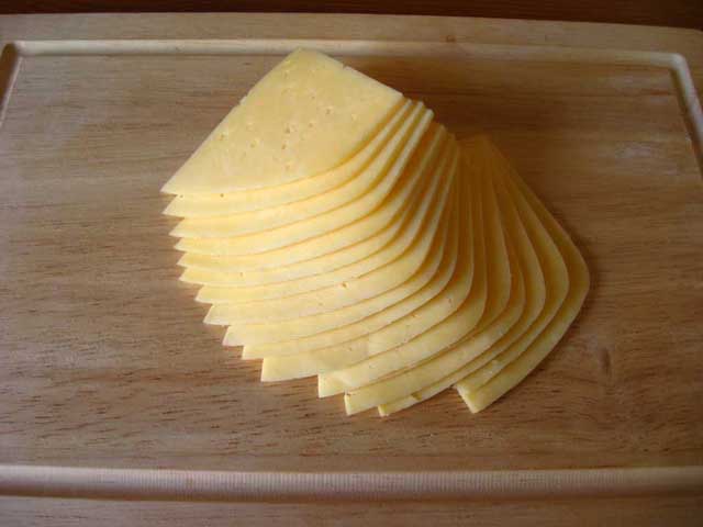 Нарізаємо плюстерками сир.