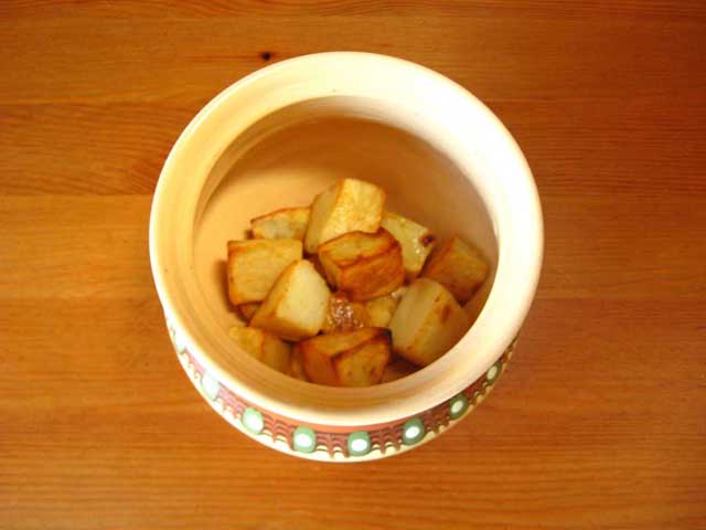 Выкладываем картофель.