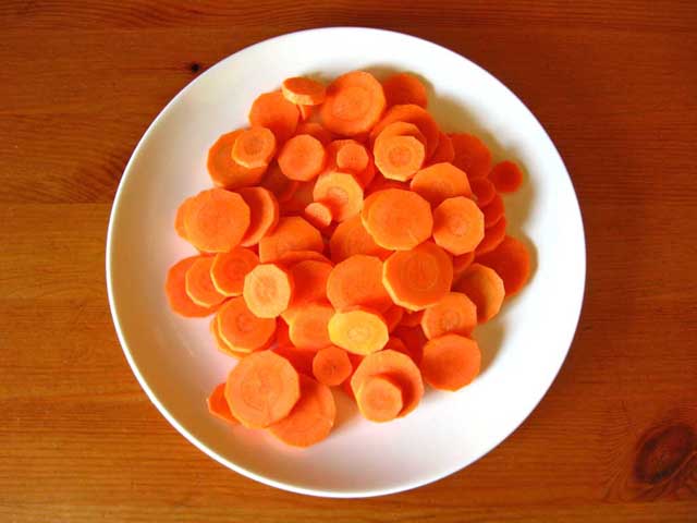 Порезанная кружочками морковь.