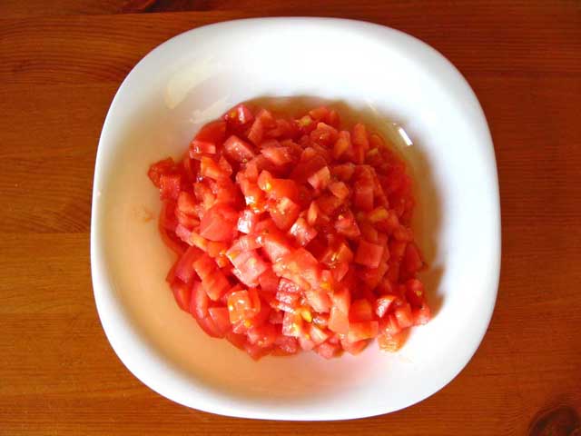 Порезанные кубиками томаты.