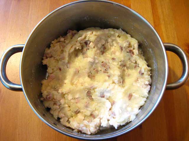 Картофельное пюре перемешанное с мясом.