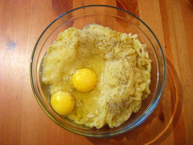 Картофель с яйцами.