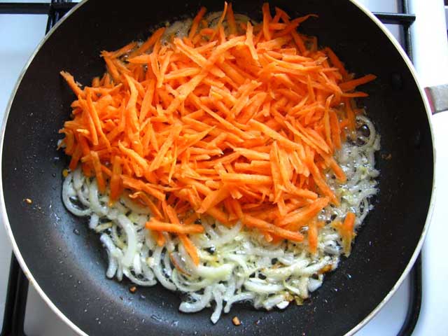 Цибуля і морква обсмажуються.