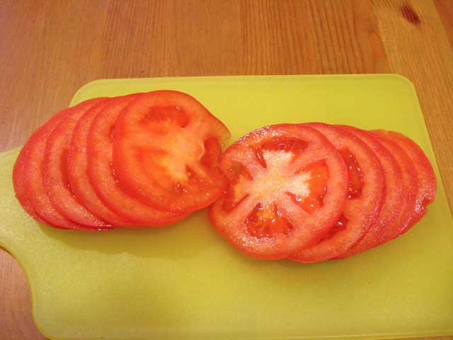 Нарезанные помидоры.