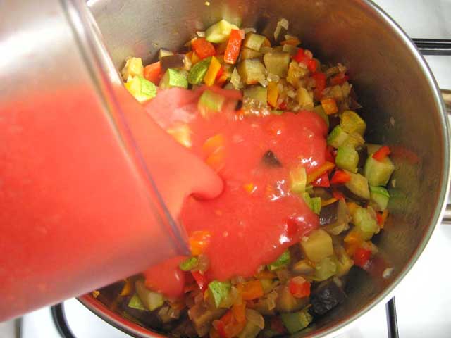 Додаємо в каструлю подрібнені в блендері томати.