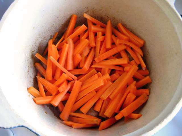 Добавляем морковь.